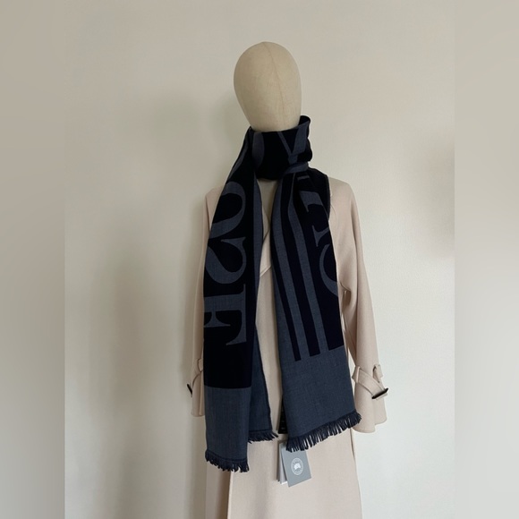 Woven LOGO scafr Canada Goose Ladies Navy - Picture 9 of 14